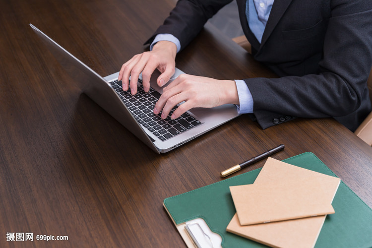 现代商务男士的得力助手 笔记本电脑打字特写